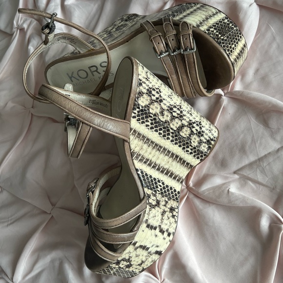 Michael Kors platform sandal (7) - Picture 7 of 11